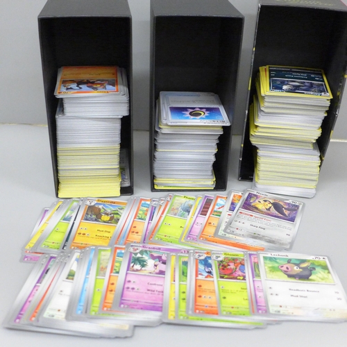 709 - Over 1000 Pokemon cards