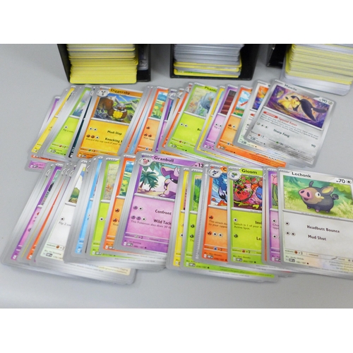 709 - Over 1000 Pokemon cards