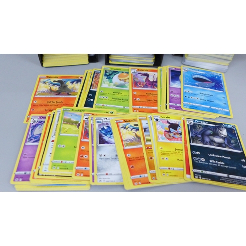 709 - Over 1000 Pokemon cards