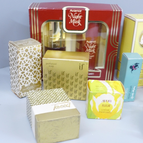 714 - A box of perfumes, Nina Ricci, Vanderbilt, etc., and fragranced talcs