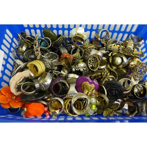 716 - A collection of costume jewellery rings