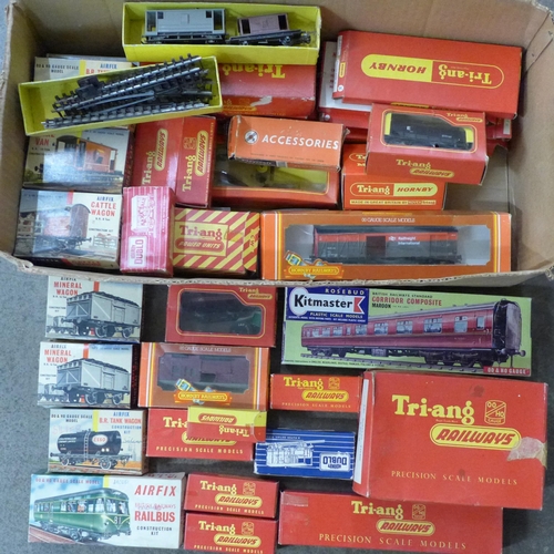 724 - Airfix, Tri-ang and Hornby OO gauge wagons, station set, Rosebud Kitmaster, etc.