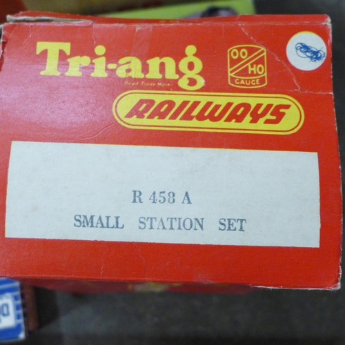 724 - Airfix, Tri-ang and Hornby OO gauge wagons, station set, Rosebud Kitmaster, etc.