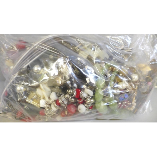 757 - A bag of costume jewellery