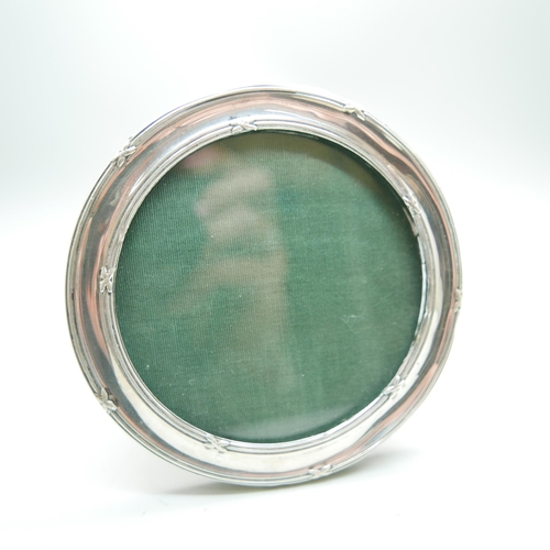 882 - A circular silver photograph frame, 10.5cm