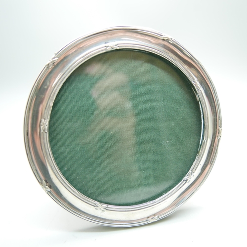 882 - A circular silver photograph frame, 10.5cm