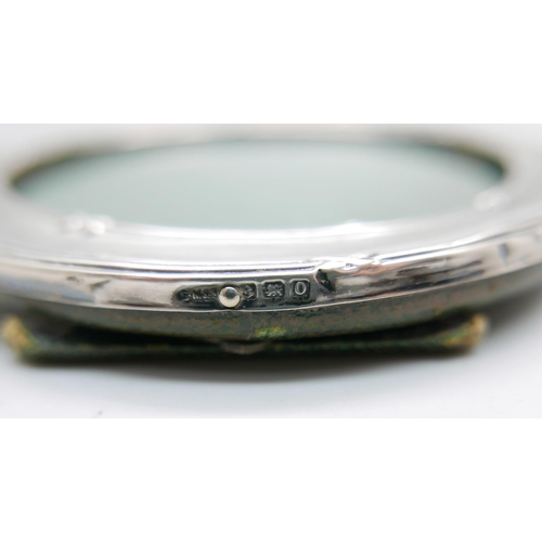 882 - A circular silver photograph frame, 10.5cm