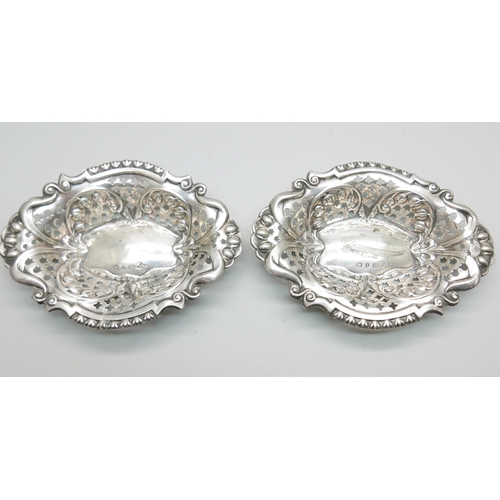 893 - A pair of Victorian pierced silver dishes, Birmingham 1898, 42g