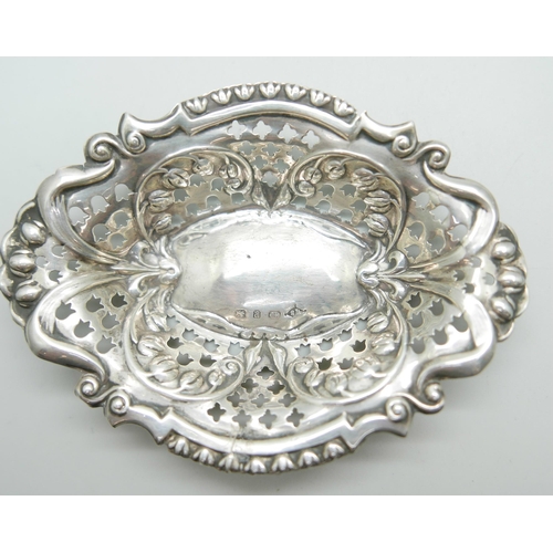 893 - A pair of Victorian pierced silver dishes, Birmingham 1898, 42g