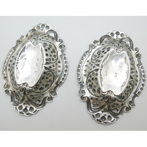 893 - A pair of Victorian pierced silver dishes, Birmingham 1898, 42g