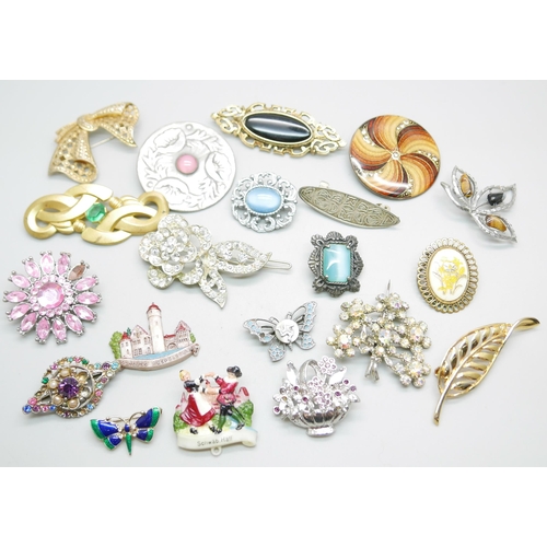 905 - A collection of vintage brooches