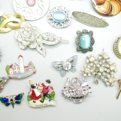 905 - A collection of vintage brooches