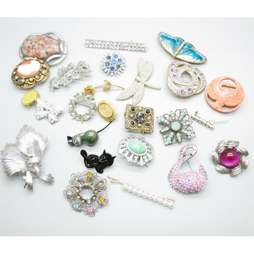 906 - A collection of costume brooches