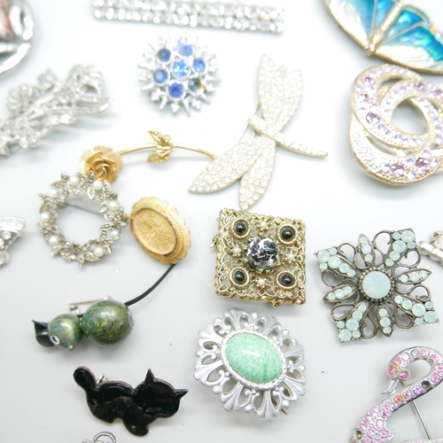 906 - A collection of costume brooches