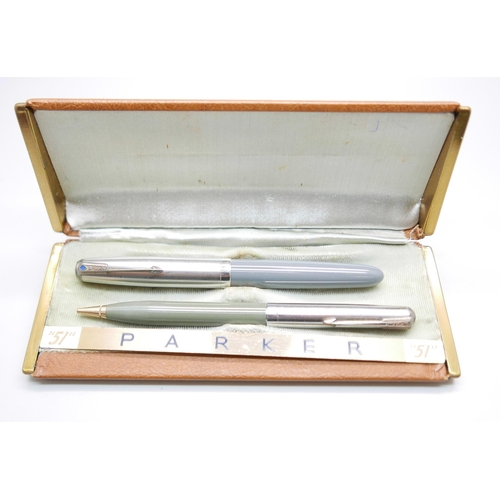 909 - A cased Parker ''51'' fountain pen and propelling pencil set