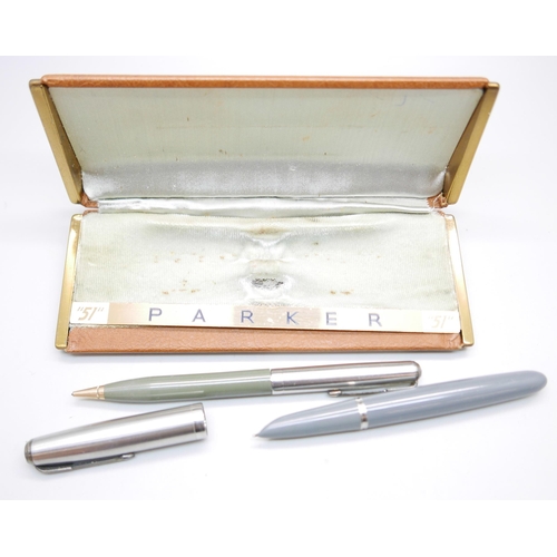 909 - A cased Parker ''51'' fountain pen and propelling pencil set