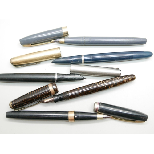 914 - Three Parker fountain pens and two Sheaffer fountain pens