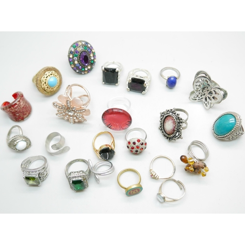 915 - A collection of vintage and later costume rings