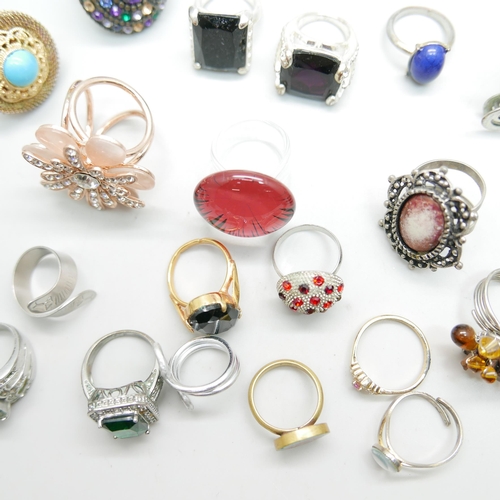 915 - A collection of vintage and later costume rings