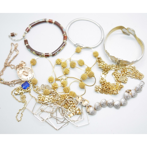 916 - Vintage costume jewellery