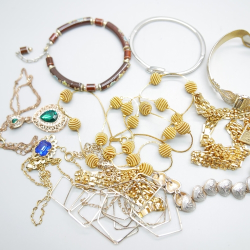 916 - Vintage costume jewellery