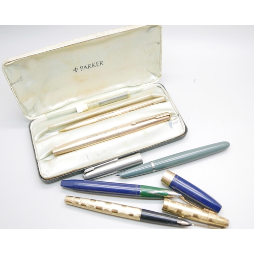 918 - A Parker 1/10 12ct rolled-gold pen and pencil set, personalised, cased, two other Parker pens and a ... 