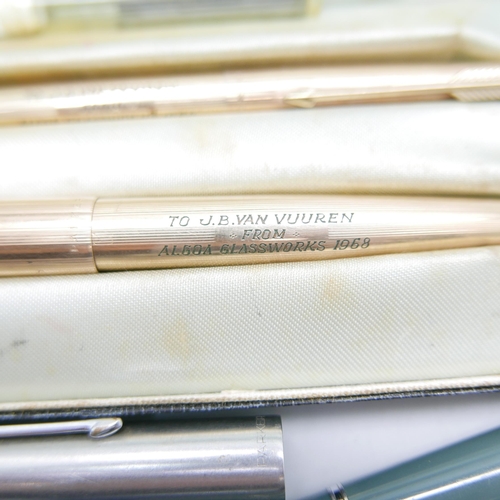 918 - A Parker 1/10 12ct rolled-gold pen and pencil set, personalised, cased, two other Parker pens and a ... 