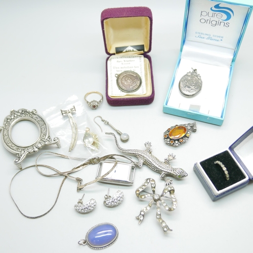 922 - A collection of silver jewellery including a locket, brooches and a ring