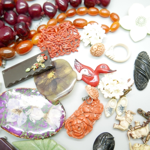 932 - Vintage plastic beads and brooches