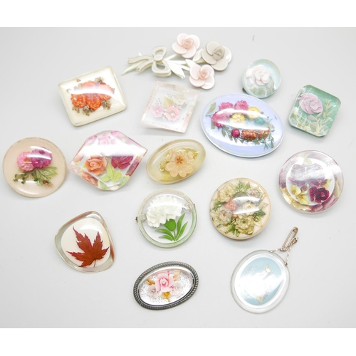 938 - Fifteen vintage Perspex brooches