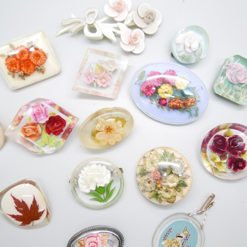 938 - Fifteen vintage Perspex brooches