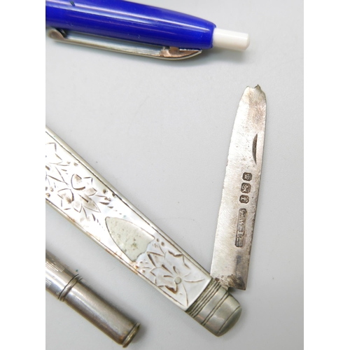 943 - A silver and mother of pearl fruit knife, white metal propelling pencil set with bloodstone and othe... 