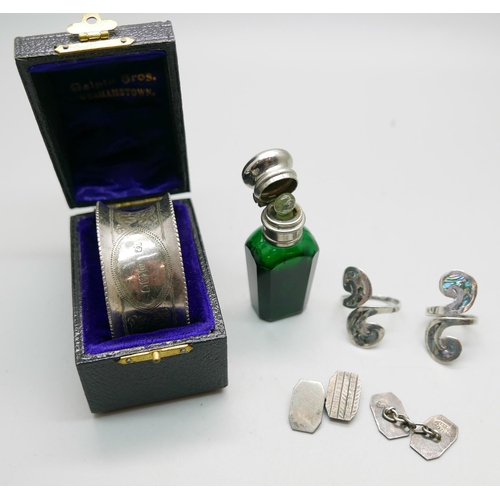 944 - A silver boxed napkin ring, 25g, a green glass scent bottle with inner stopper and Stanhope Lennoxto... 