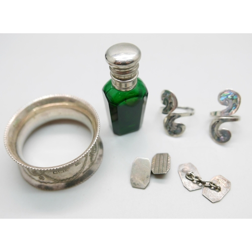 944 - A silver boxed napkin ring, 25g, a green glass scent bottle with inner stopper and Stanhope Lennoxto... 