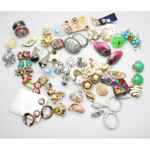 959 - A collection of vintage and modern clip-on earrings