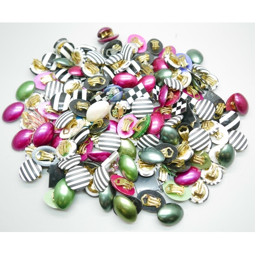 961 - A collection of vintage clip-on earrings