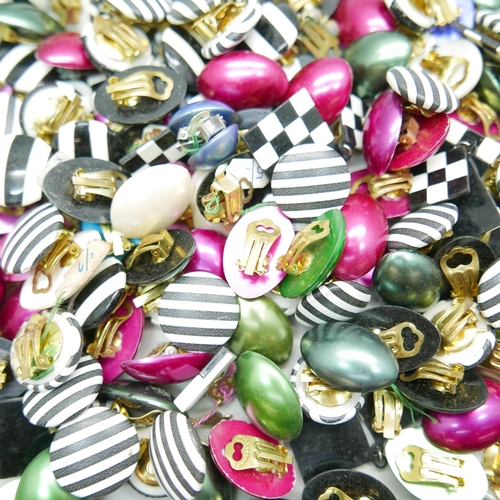 961 - A collection of vintage clip-on earrings