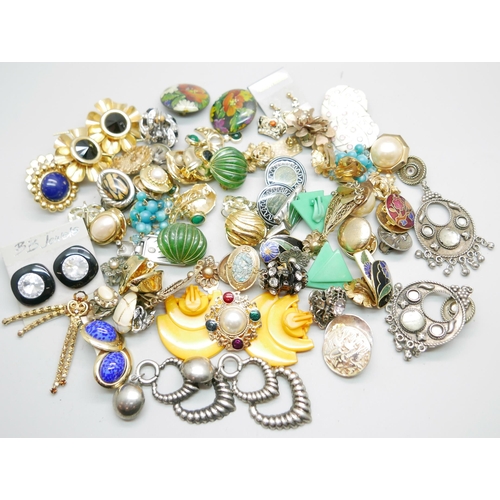 963 - A collection of vintage and modern earrings, including clip-on