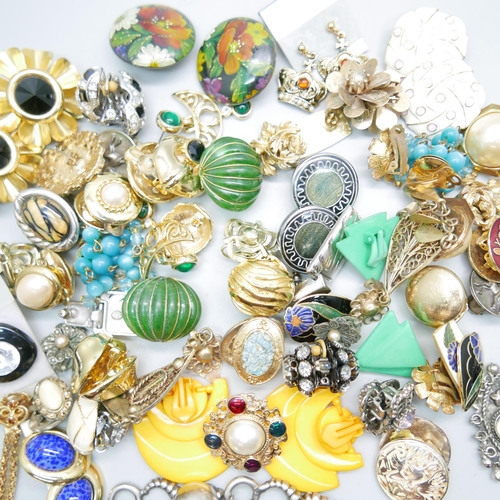 963 - A collection of vintage and modern earrings, including clip-on