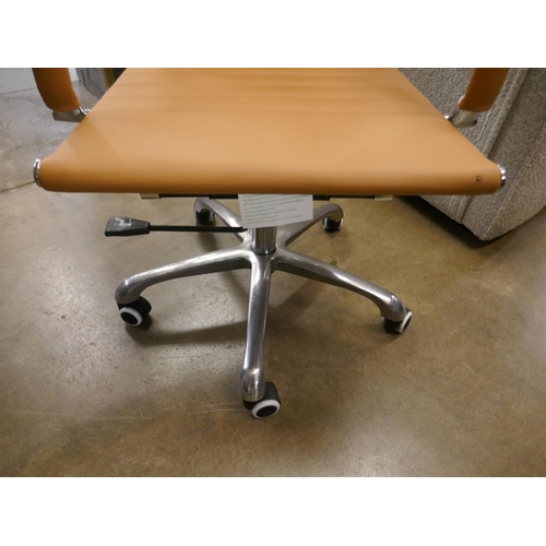 1371 - A Charles and Ray Eames tan desk chair - slight damage