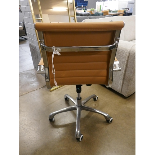 1371 - A Charles and Ray Eames tan desk chair - slight damage