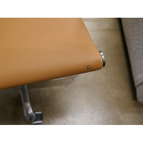 1371 - A Charles and Ray Eames tan desk chair - slight damage