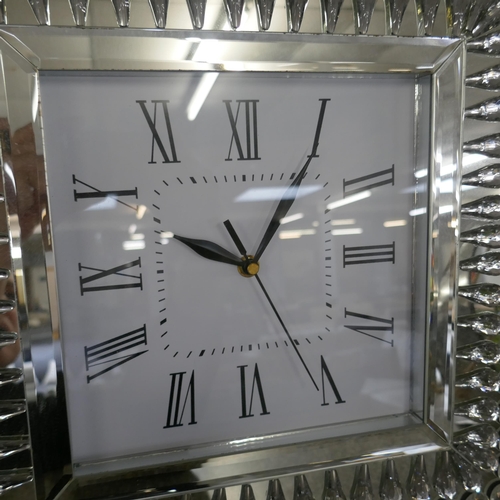 1459 - A mirrored wall clock