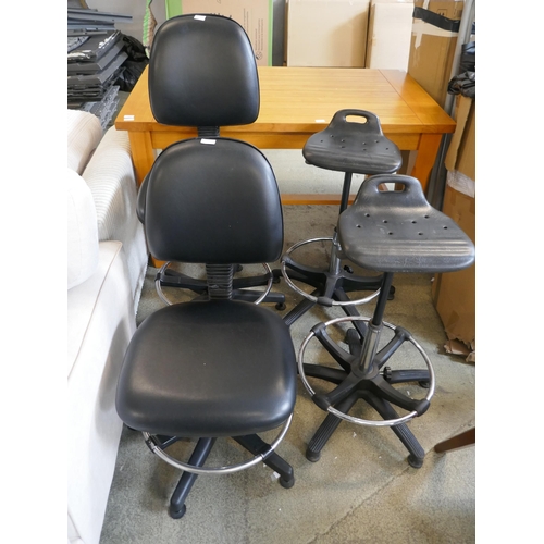 1528 - A pair of faux leather Lab stools and two lab chairs