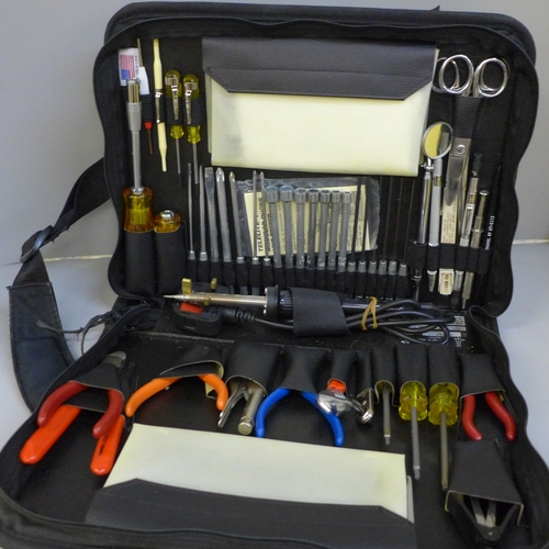 2081 - A Jensen computer toolkit (149 pieces) including bag