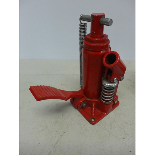 2016 - Two hydraulic bottle jacks