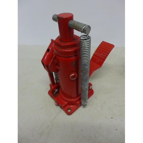 2016 - Two hydraulic bottle jacks