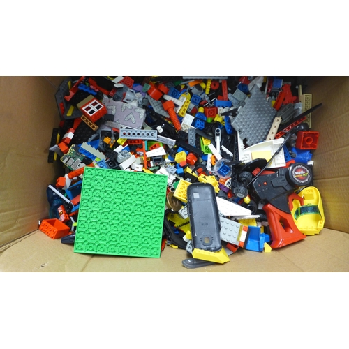 2068 - A large collection of assorted Lego building bricks