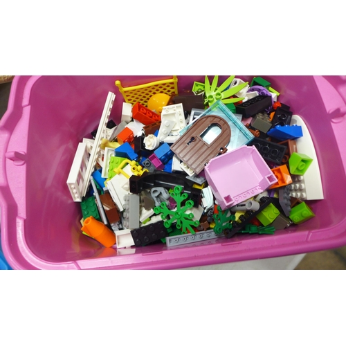 2068 - A large collection of assorted Lego building bricks