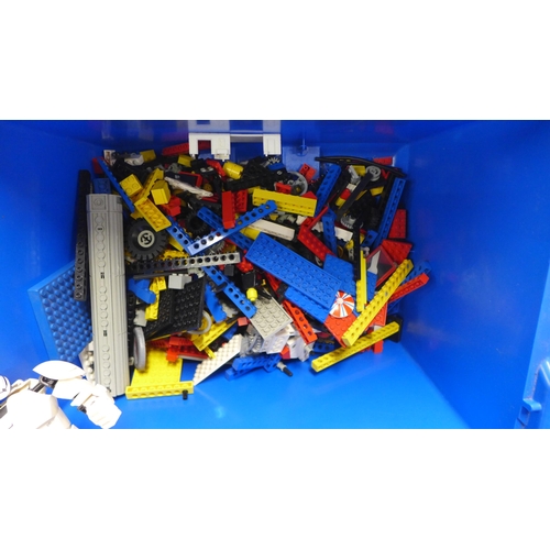 2068 - A large collection of assorted Lego building bricks